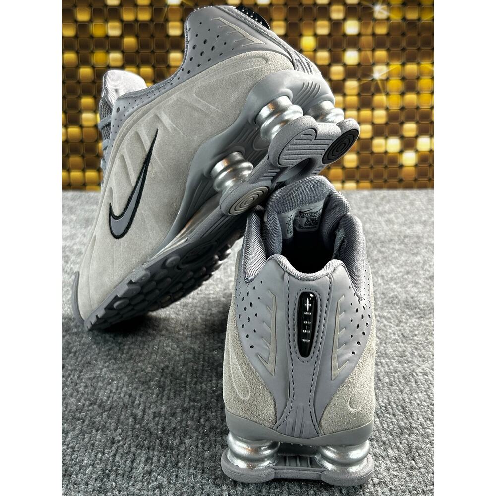 Nike Shox R4 Women's 7 Wolf Grey Metallic Silver - Picture 2 of 12